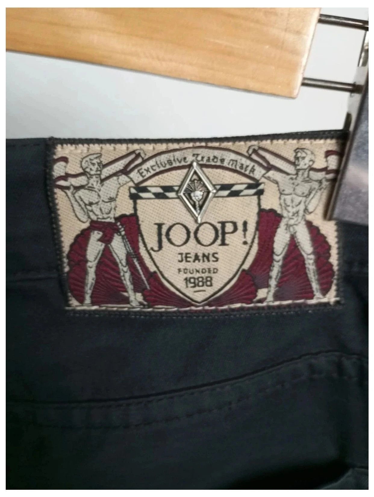 pantalón joop negro talla 38
100% algodón. Corte mom jeans, carrot. Tiro alto, bajo recto.