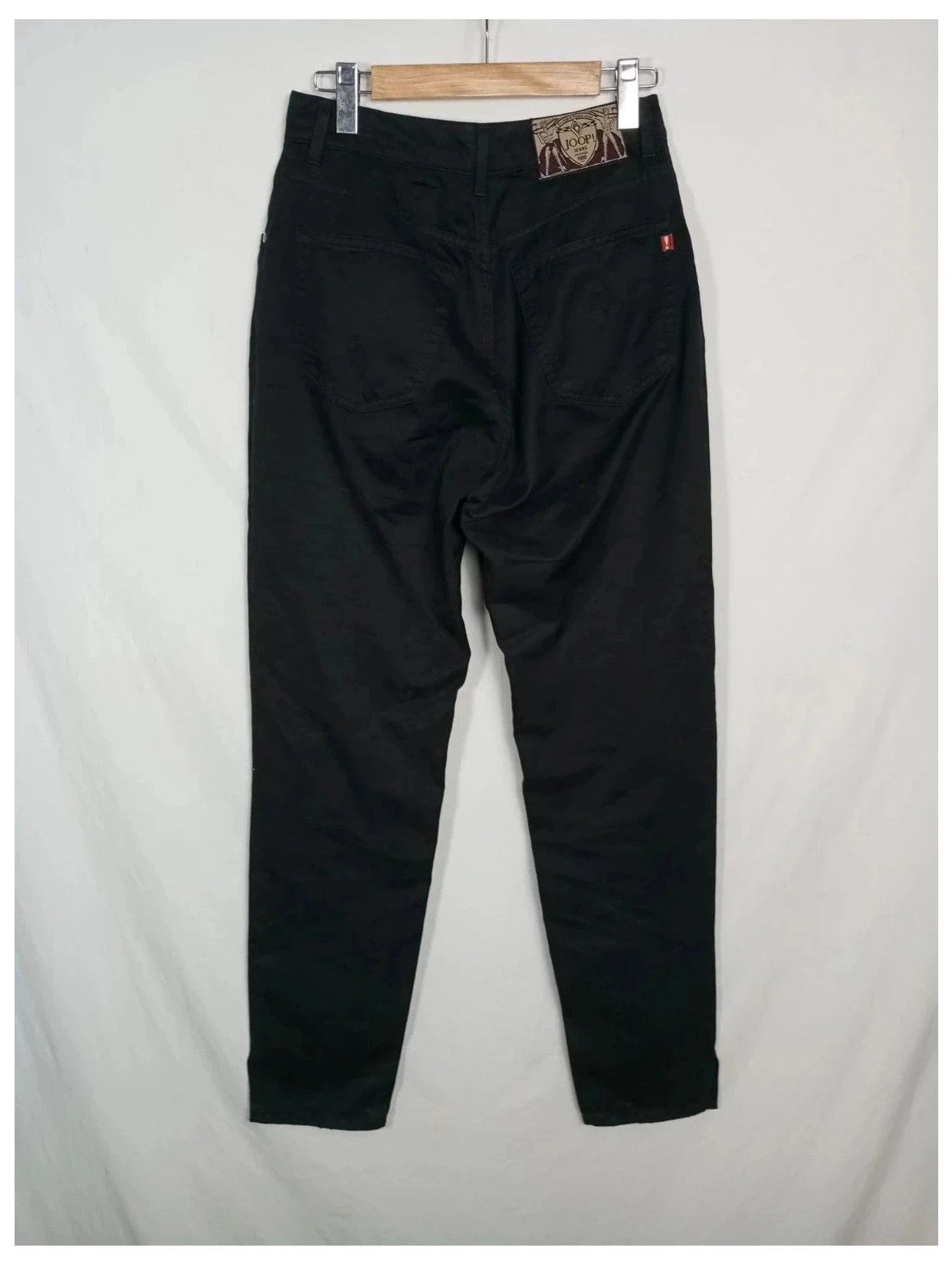 pantalón joop negro talla 38
100% algodón. Corte mom jeans, carrot. Tiro alto, bajo recto.