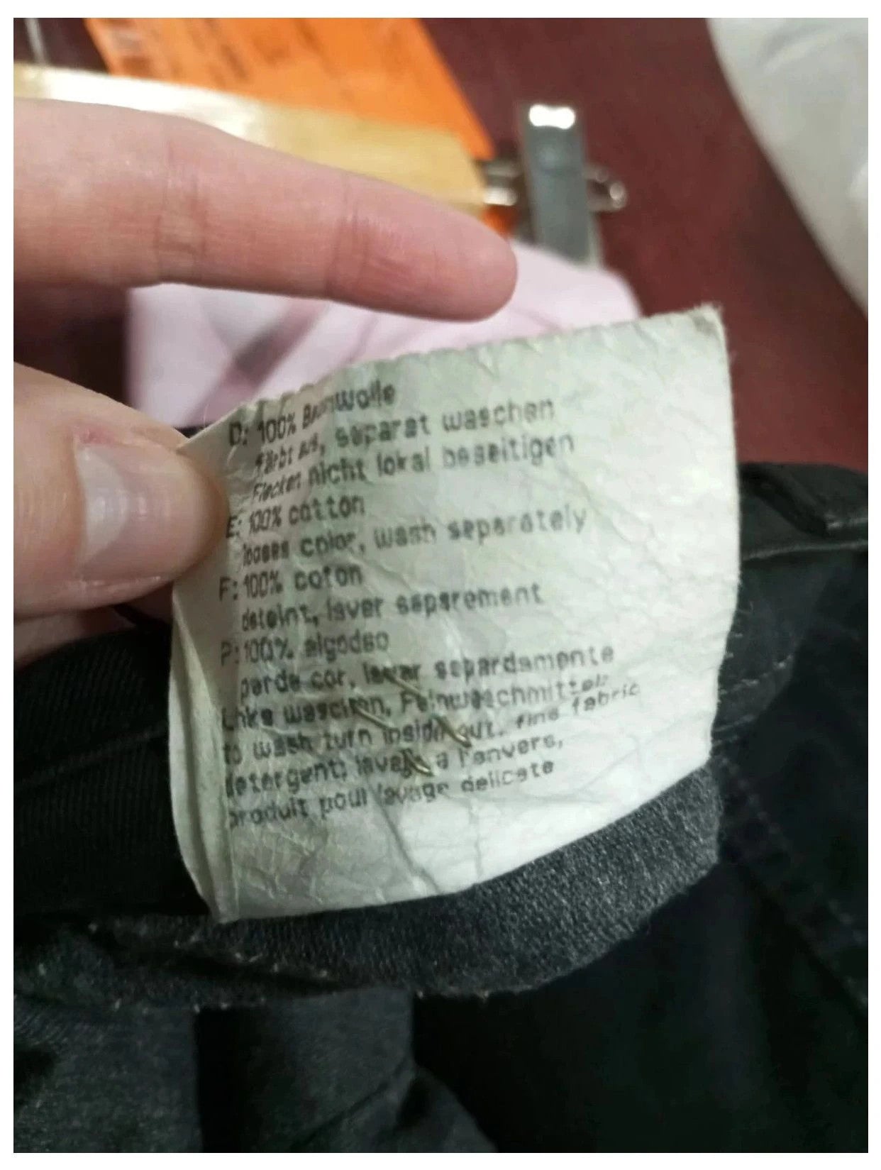 pantalón joop negro talla 38
100% algodón. Corte mom jeans, carrot. Tiro alto, bajo recto.