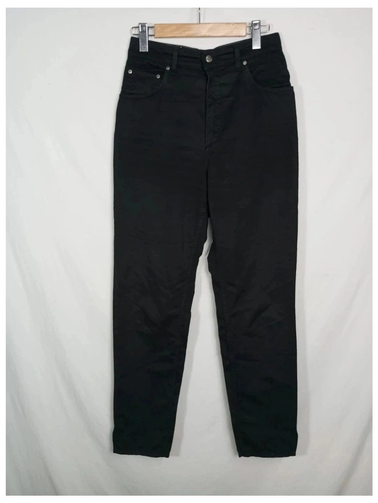 pantalón joop negro talla 38
100% algodón. Corte mom jeans, carrot. Tiro alto, bajo recto.