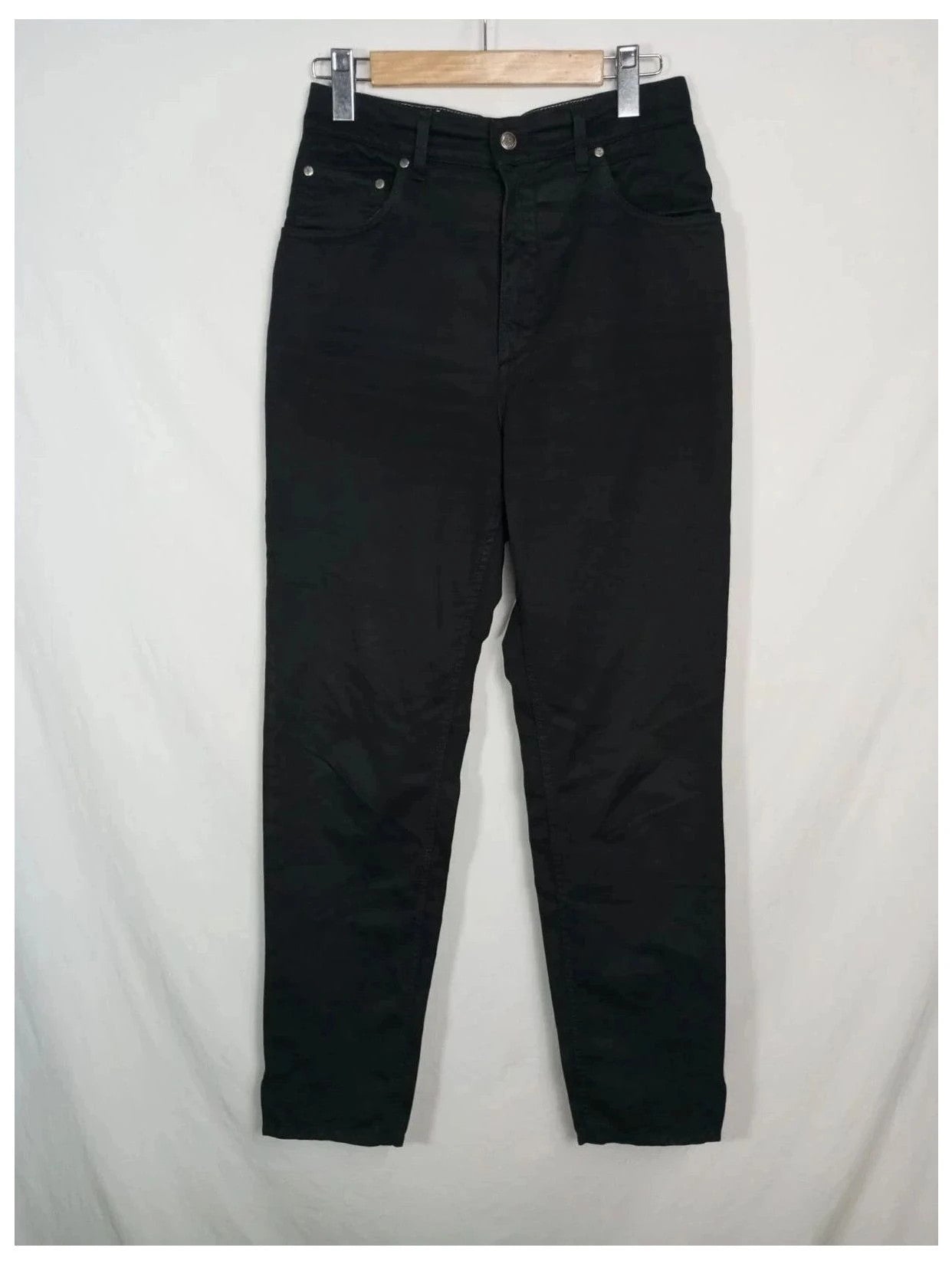 pantalón joop negro talla 38
100% algodón. Corte mom jeans, carrot. Tiro alto, bajo recto.