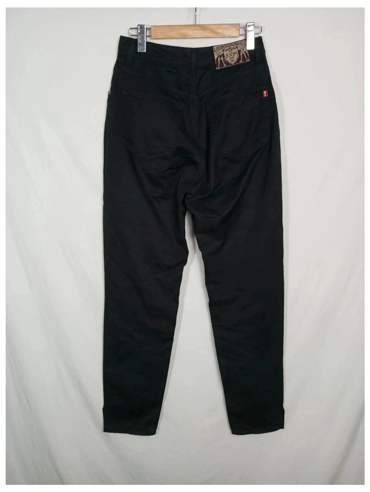 pantalón joop negro talla 38
100% algodón. Corte mom jeans, carrot. Tiro alto, bajo recto.