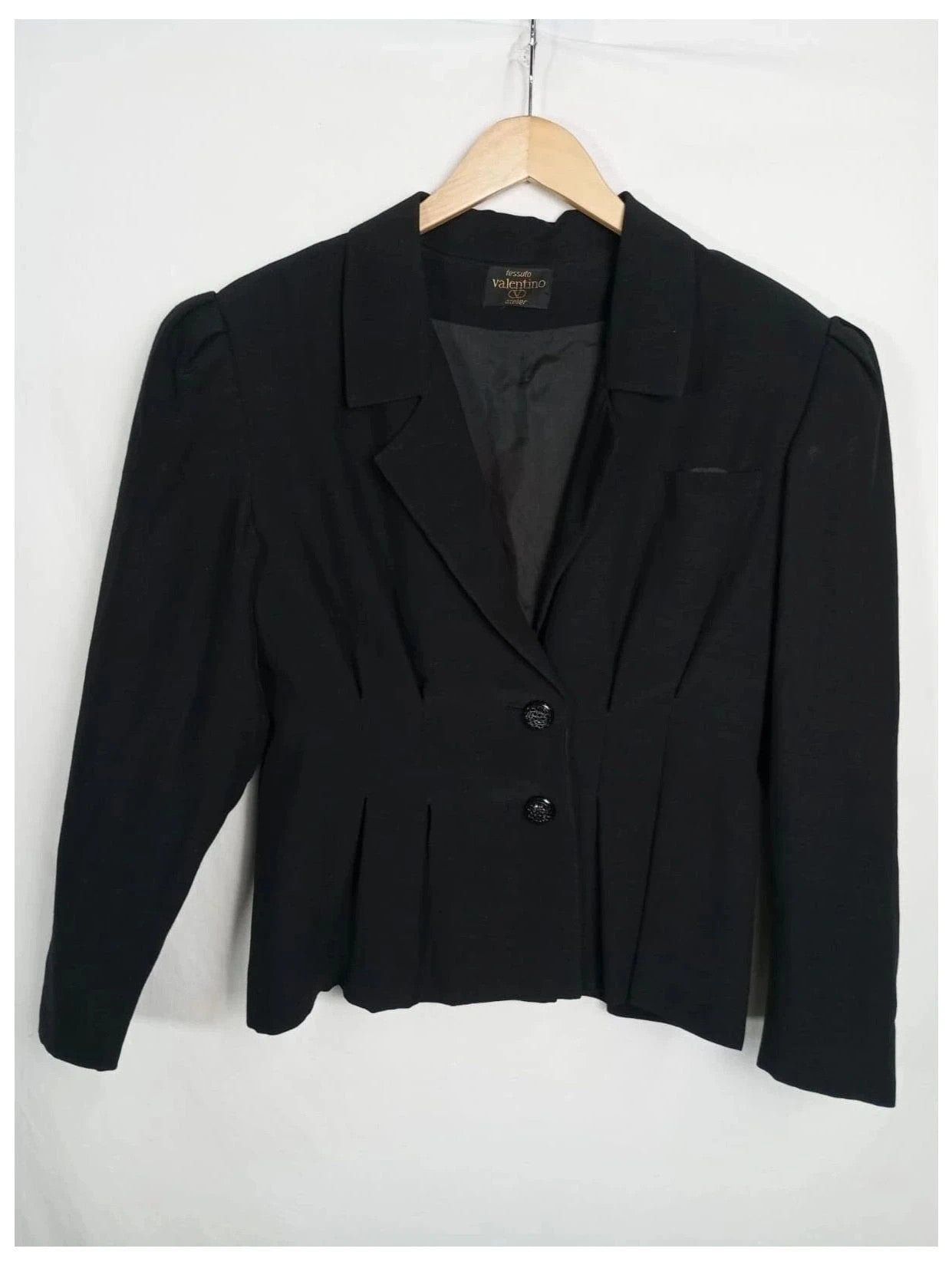 Chaqueta negra valentino
Blazer corto. Con hombreras
Talla L aprox, 40