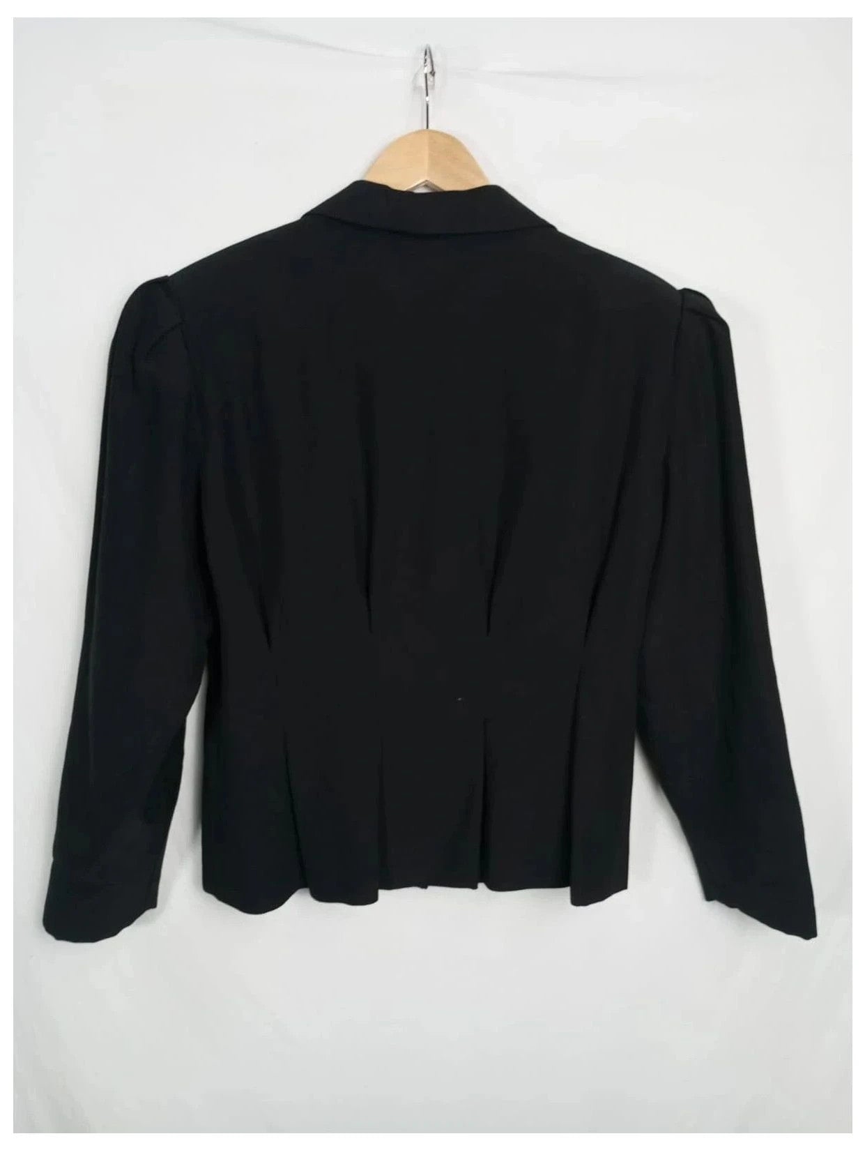 Chaqueta negra valentino
Blazer corto. Con hombreras
Talla L aprox, 40