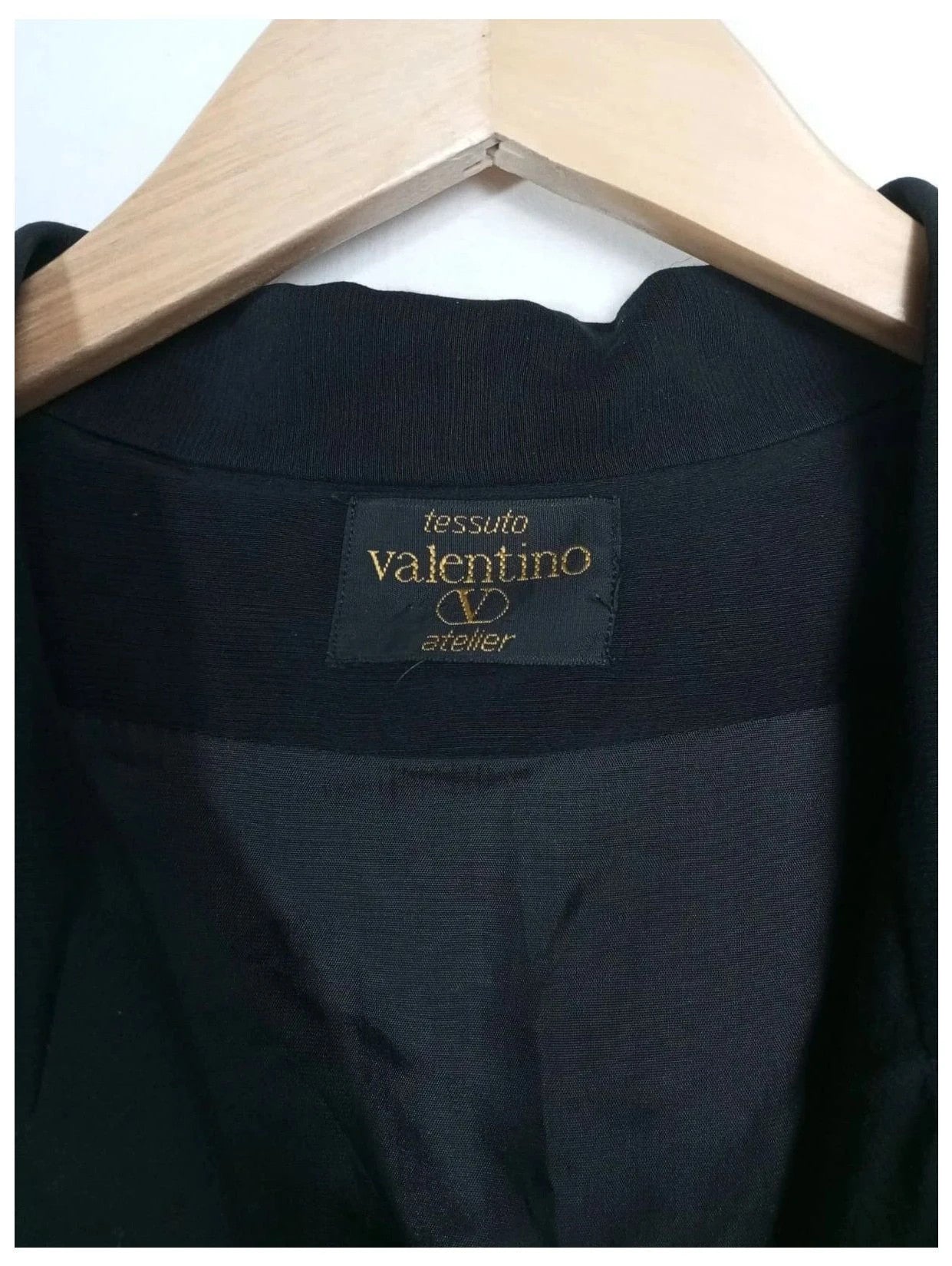 Chaqueta negra valentino
Blazer corto. Con hombreras
Talla L aprox, 40