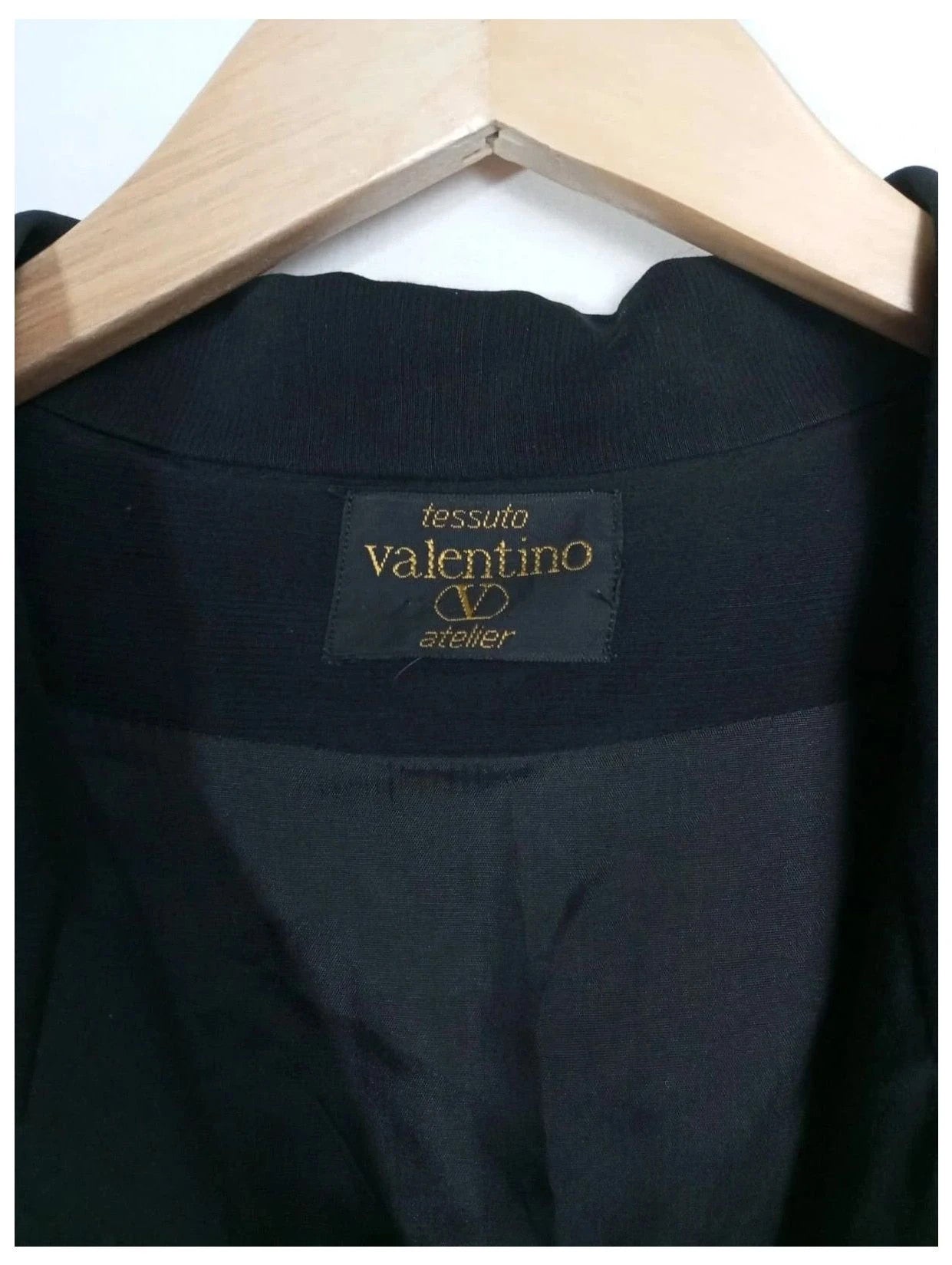 Chaqueta negra valentino
Blazer corto. Con hombreras
Talla L aprox, 40