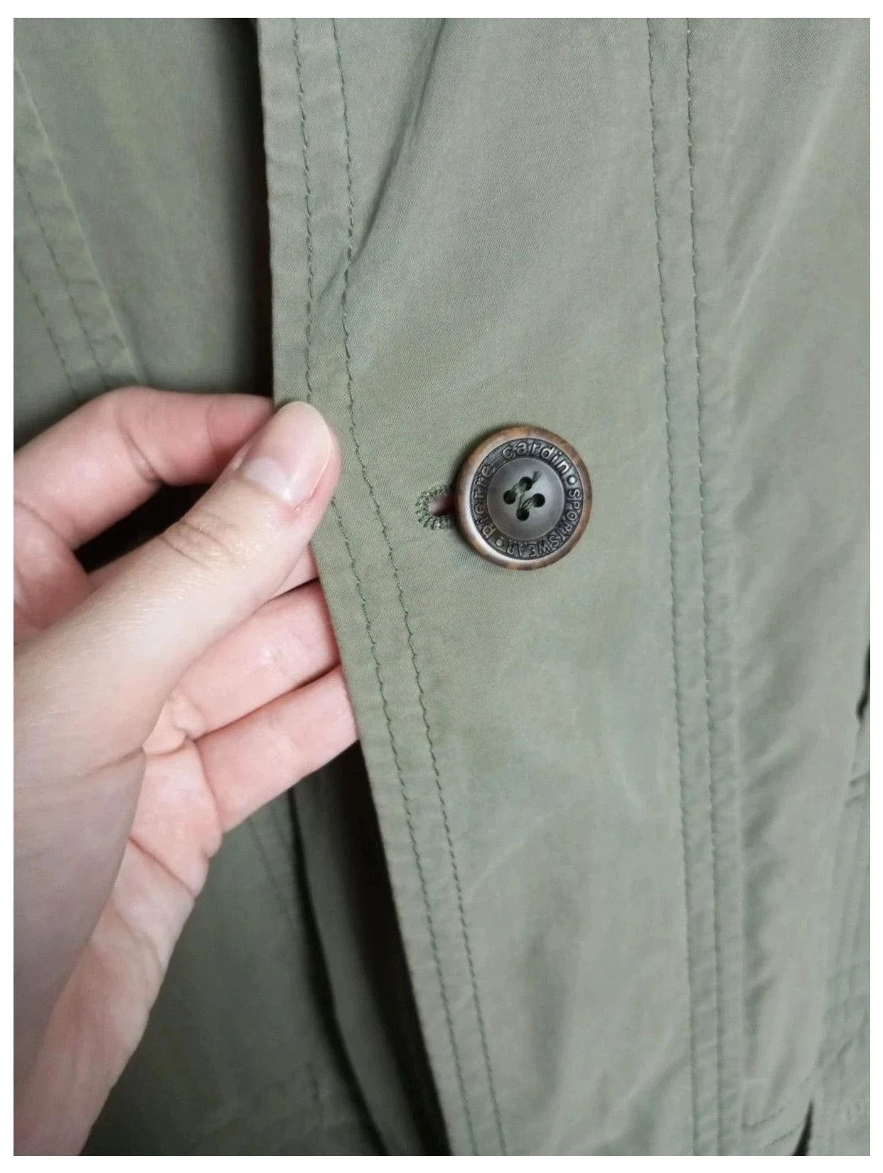gabardina verde corta Pierre Cardin talla 56. Aproximadamente talla xxL