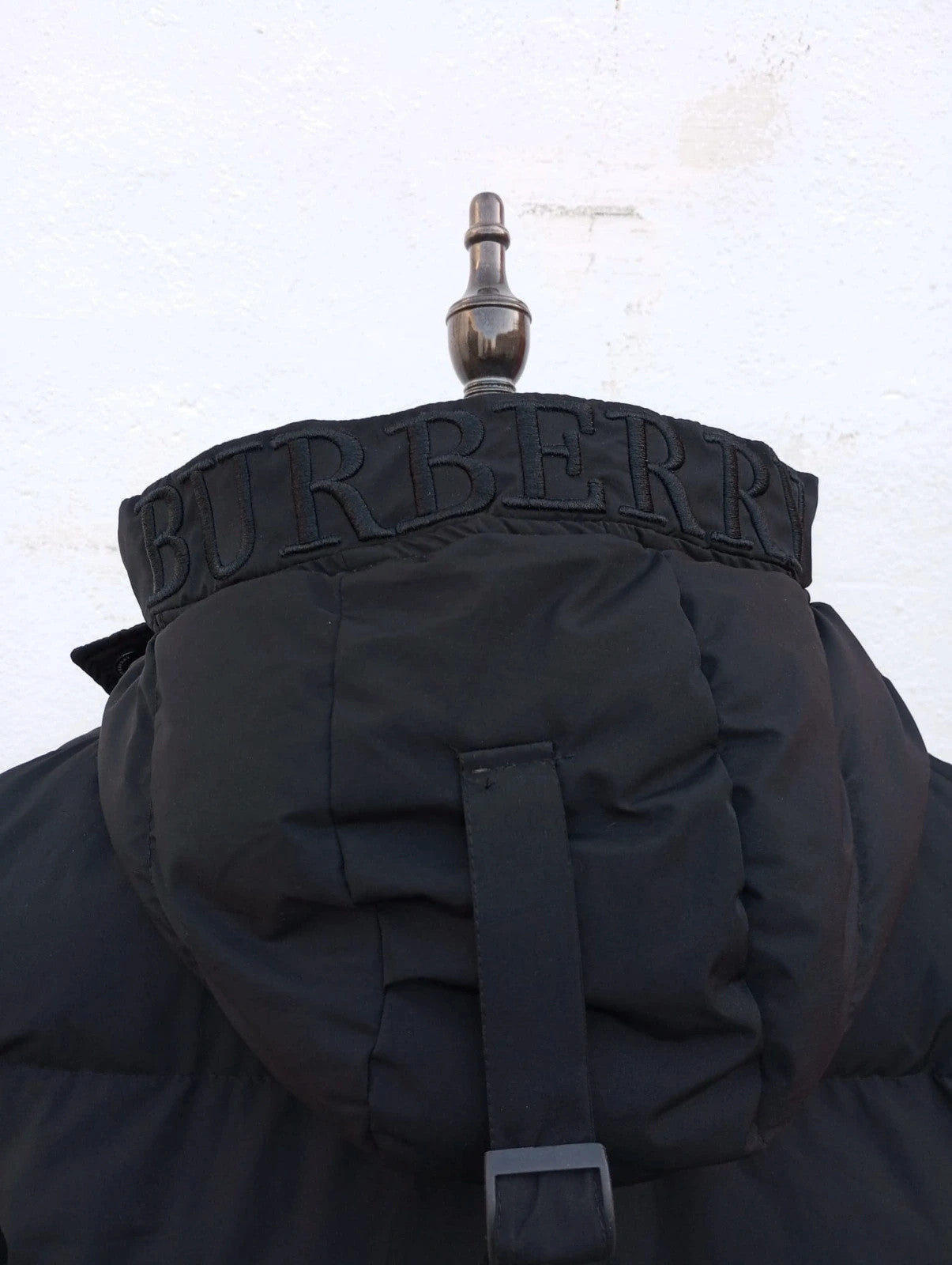 abrigo puffer grueso Burberry con capucha logo negro talla M