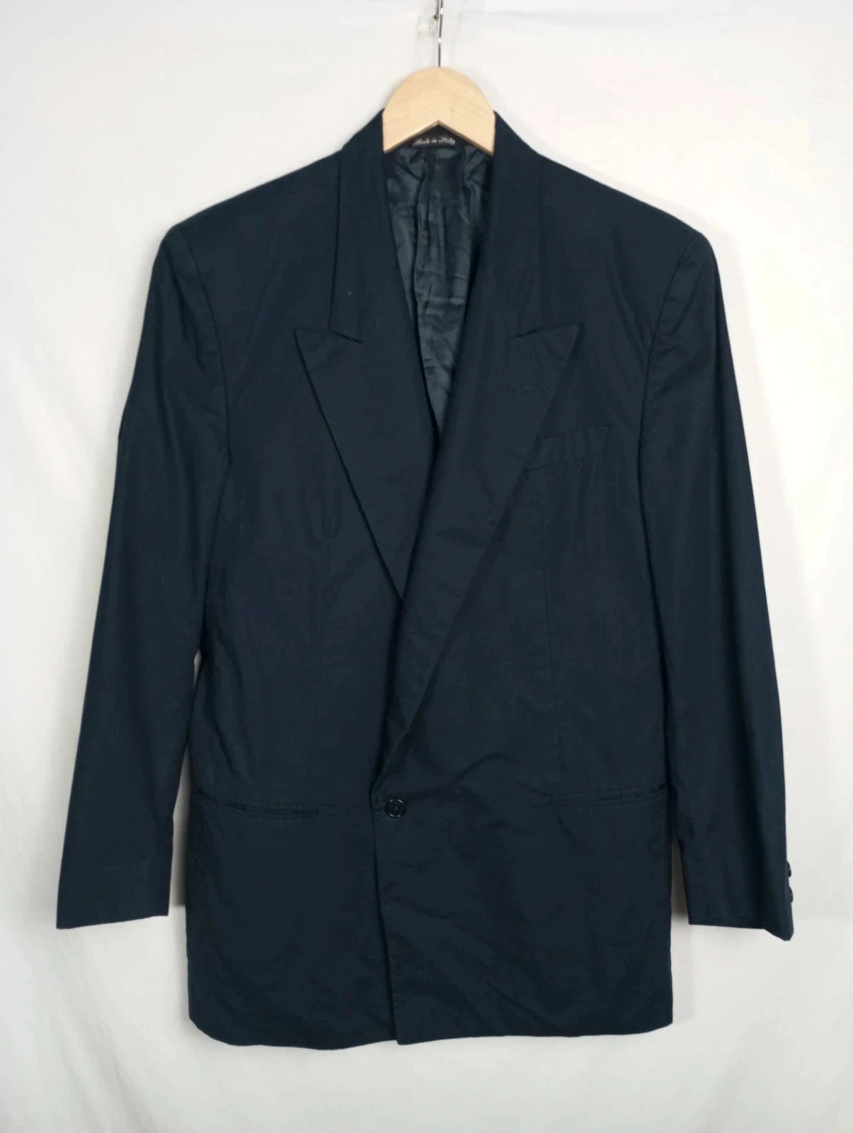 americana o blazer, chaqueta de traje color azul. marca Gianni Versace talla s