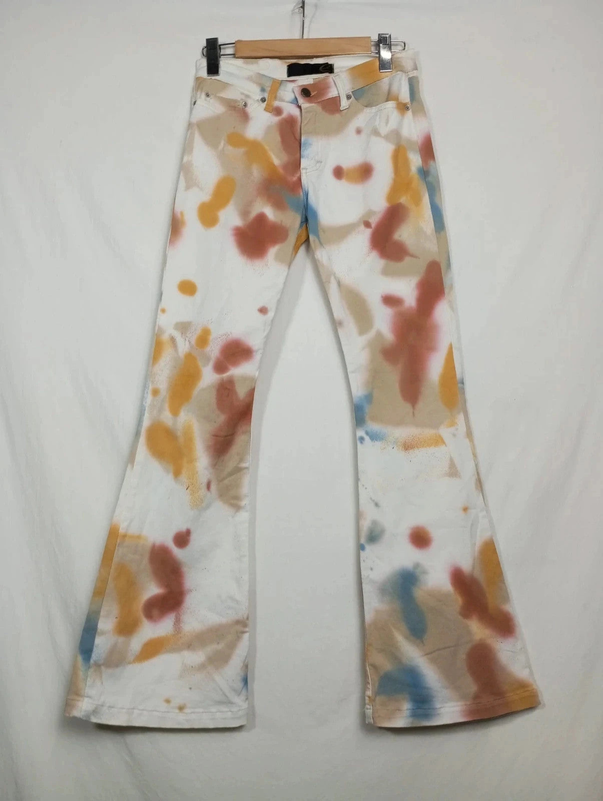 pantalón de campana just cavalli blanco con estampado de manchas de colores. talla 36