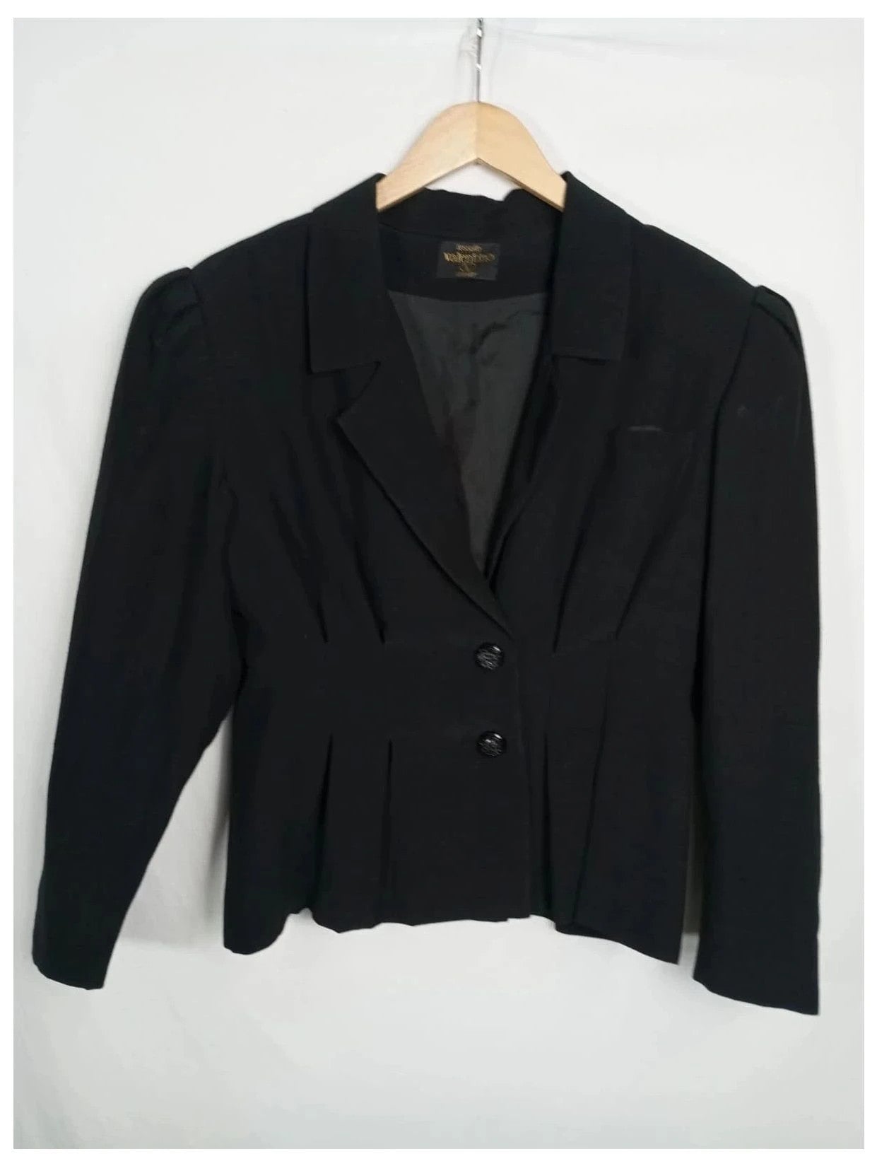 Chaqueta negra valentino
Blazer corto. Con hombreras
Talla L aprox, 40