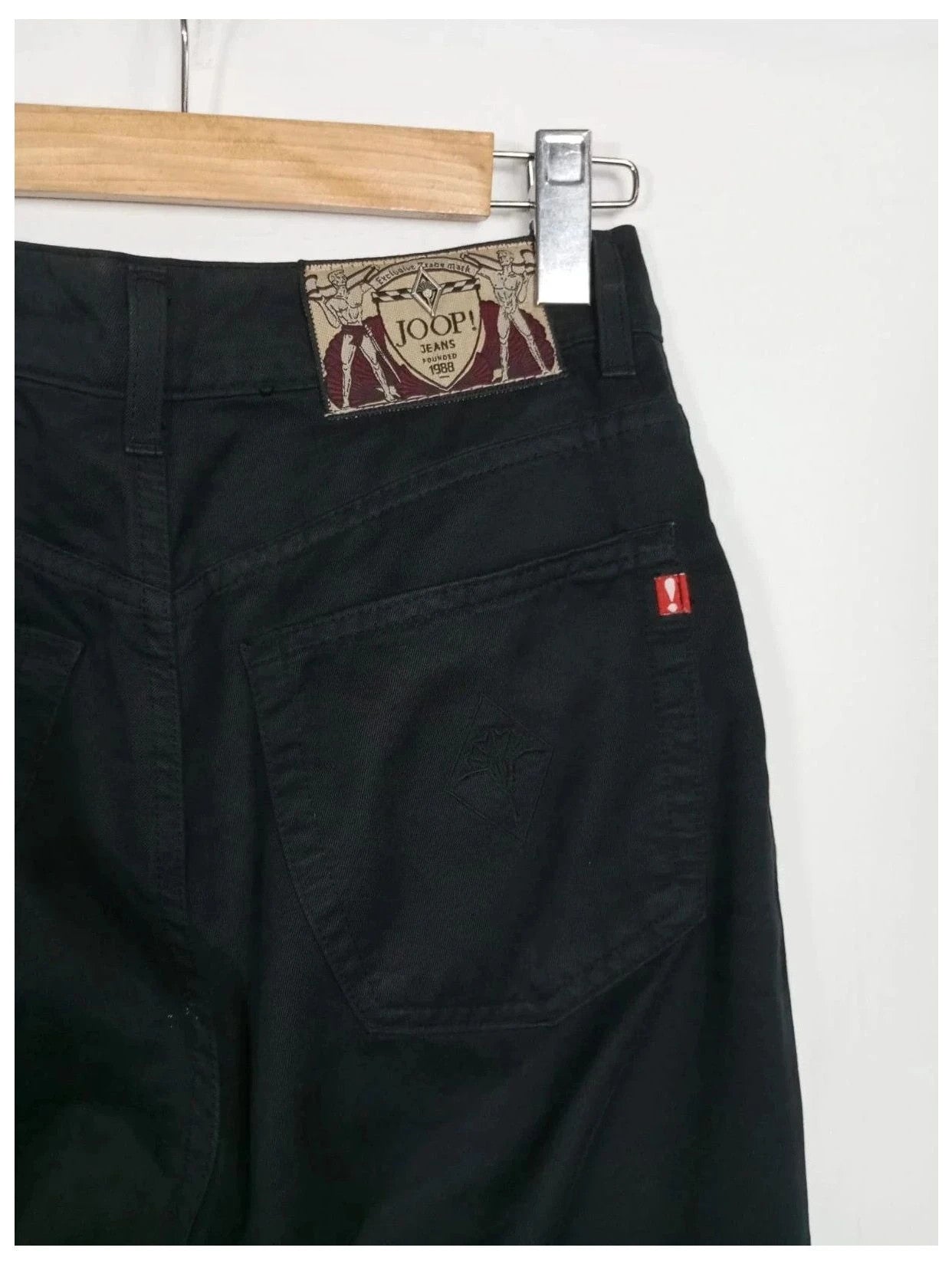 pantalón joop negro talla 38
100% algodón. Corte mom jeans, carrot. Tiro alto, bajo recto.