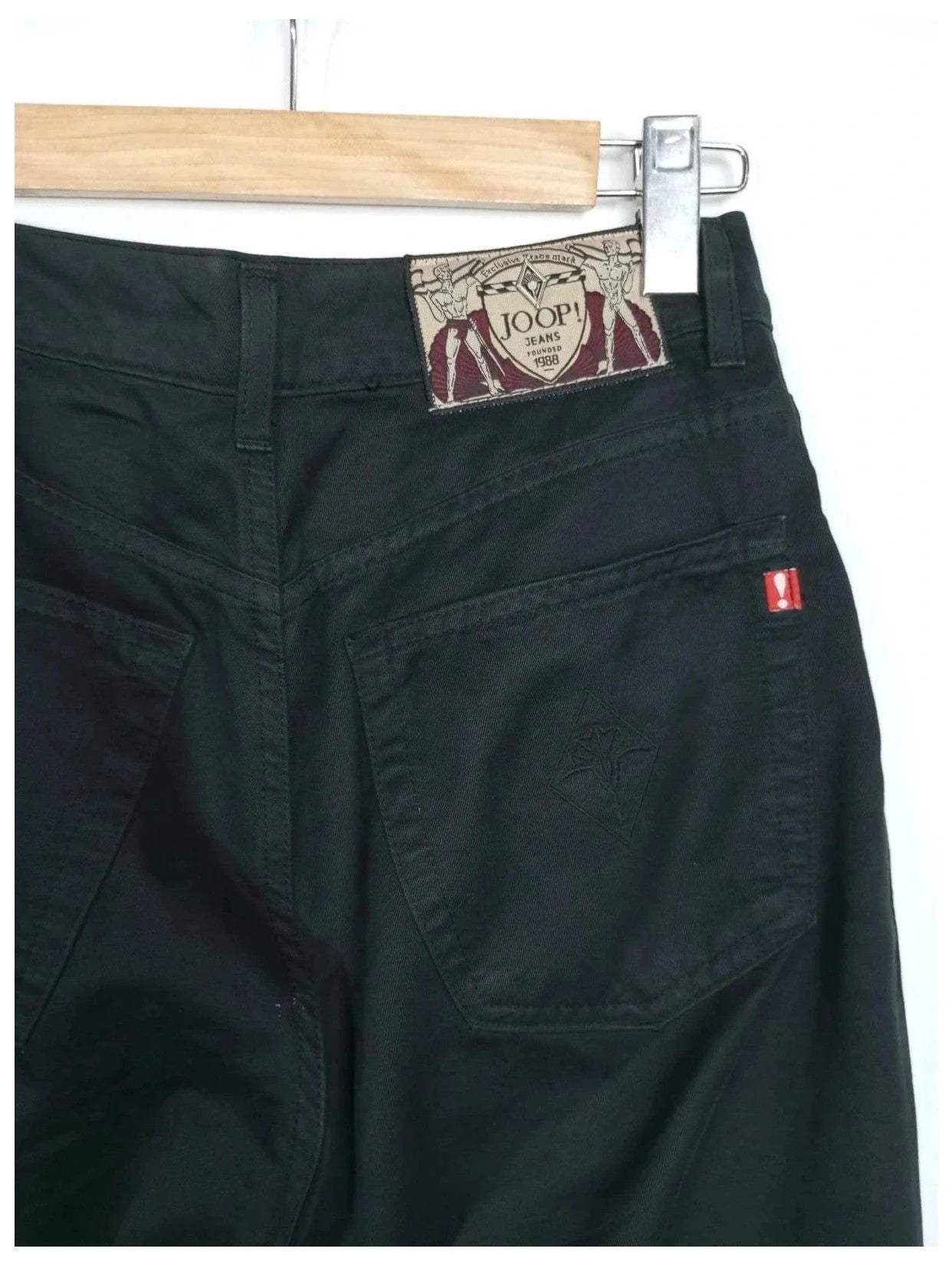 pantalón joop negro talla 38
100% algodón. Corte mom jeans, carrot. Tiro alto, bajo recto.