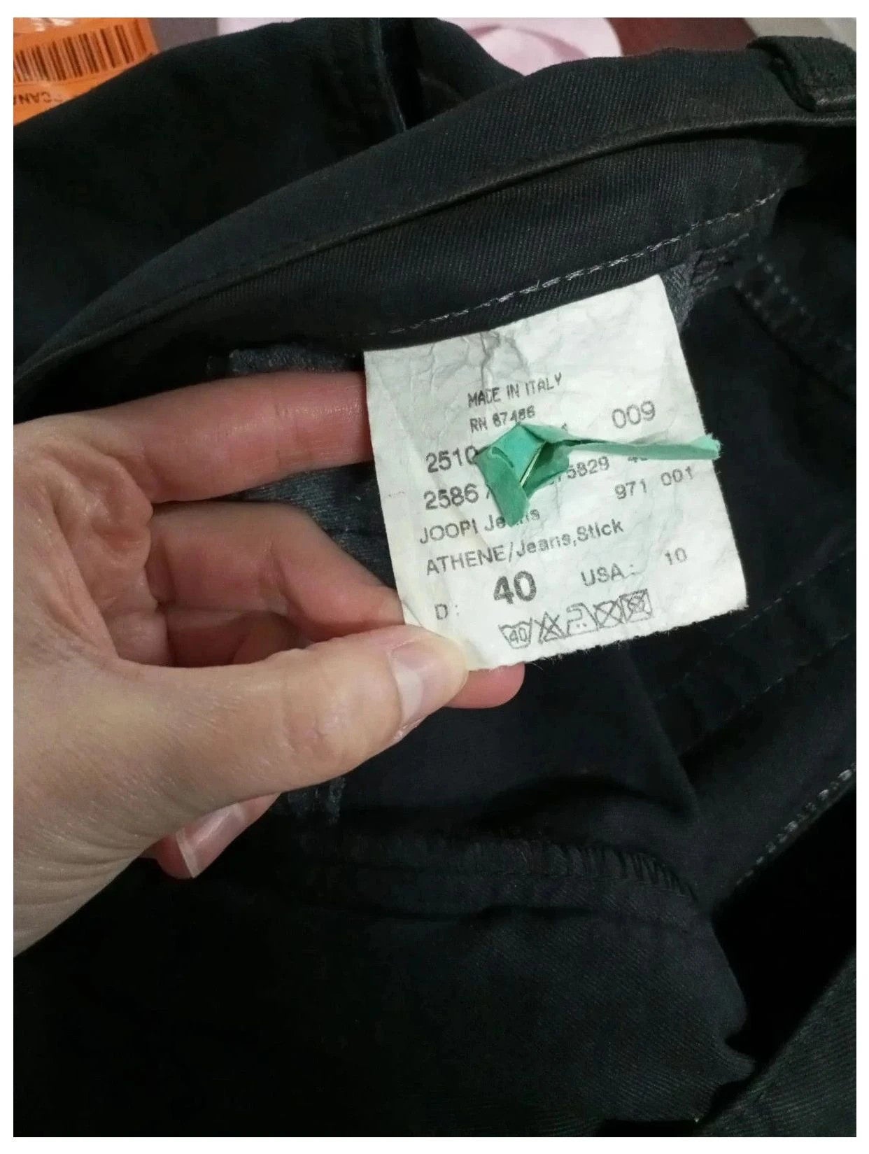 pantalón joop negro talla 38
100% algodón. Corte mom jeans, carrot. Tiro alto, bajo recto.