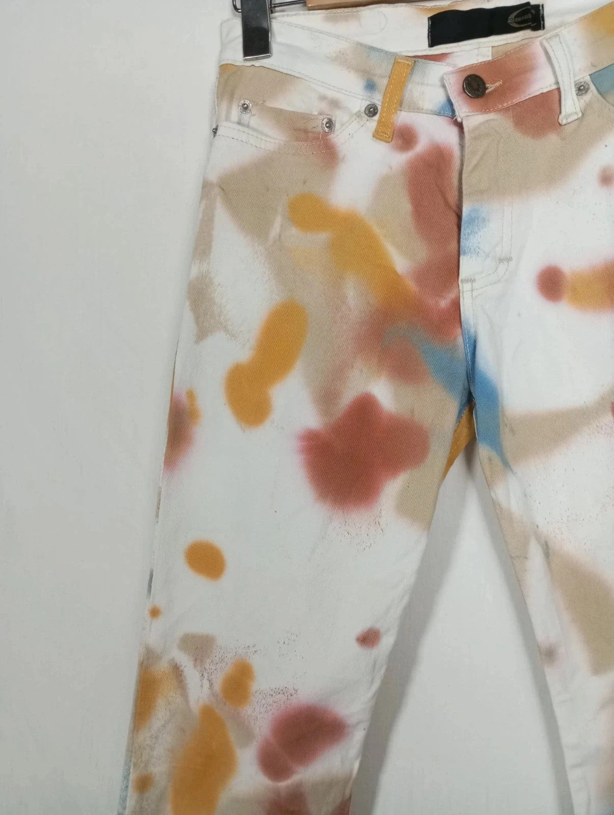 pantalón de campana just cavalli blanco con estampado de manchas de colores. talla 36