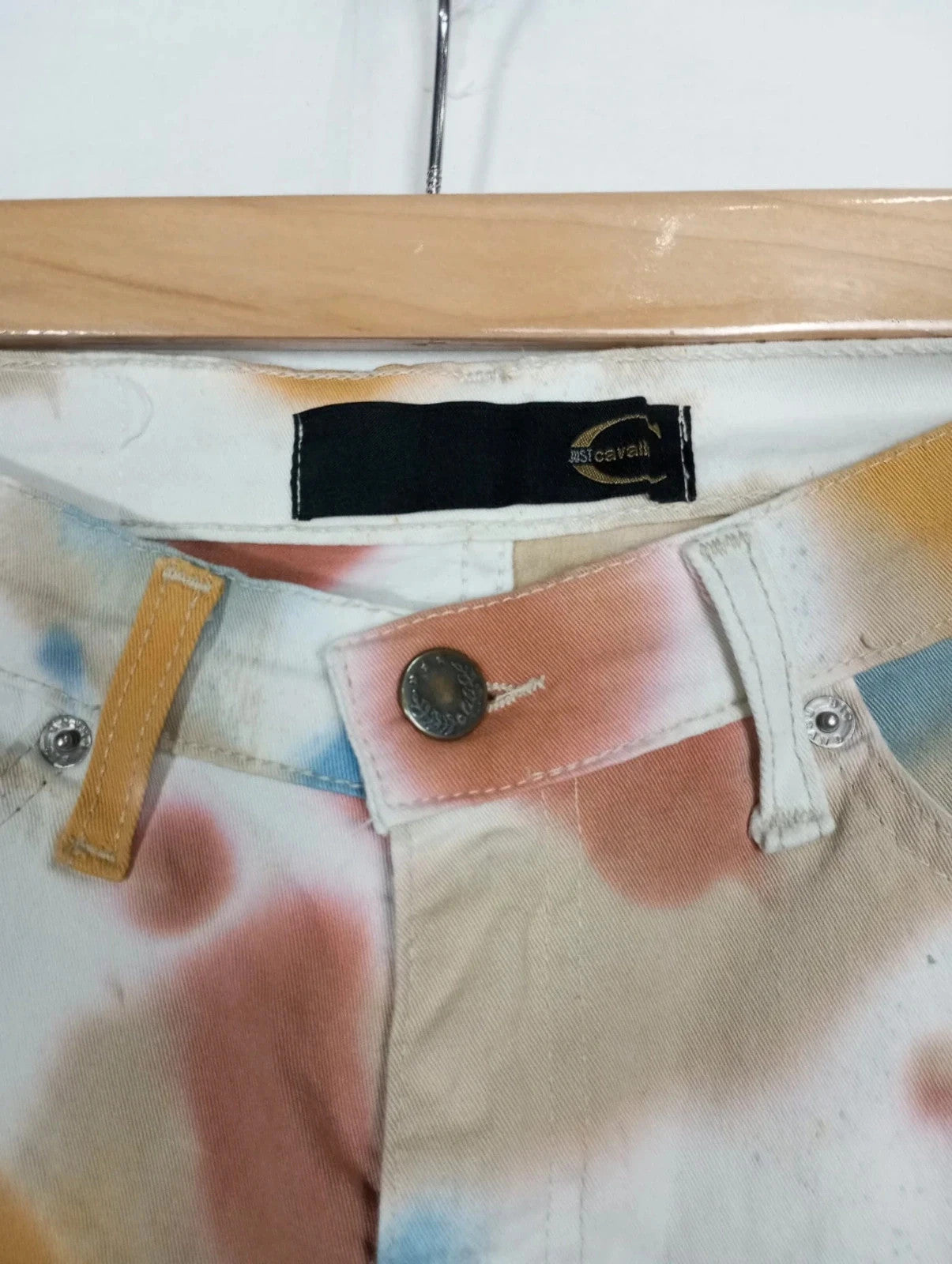 pantalón de campana just cavalli blanco con estampado de manchas de colores. talla 36
