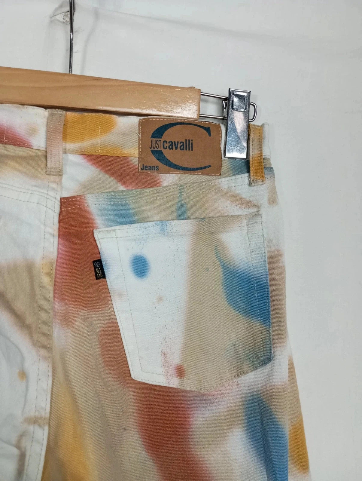 pantalón de campana just cavalli blanco con estampado de manchas de colores. talla 36