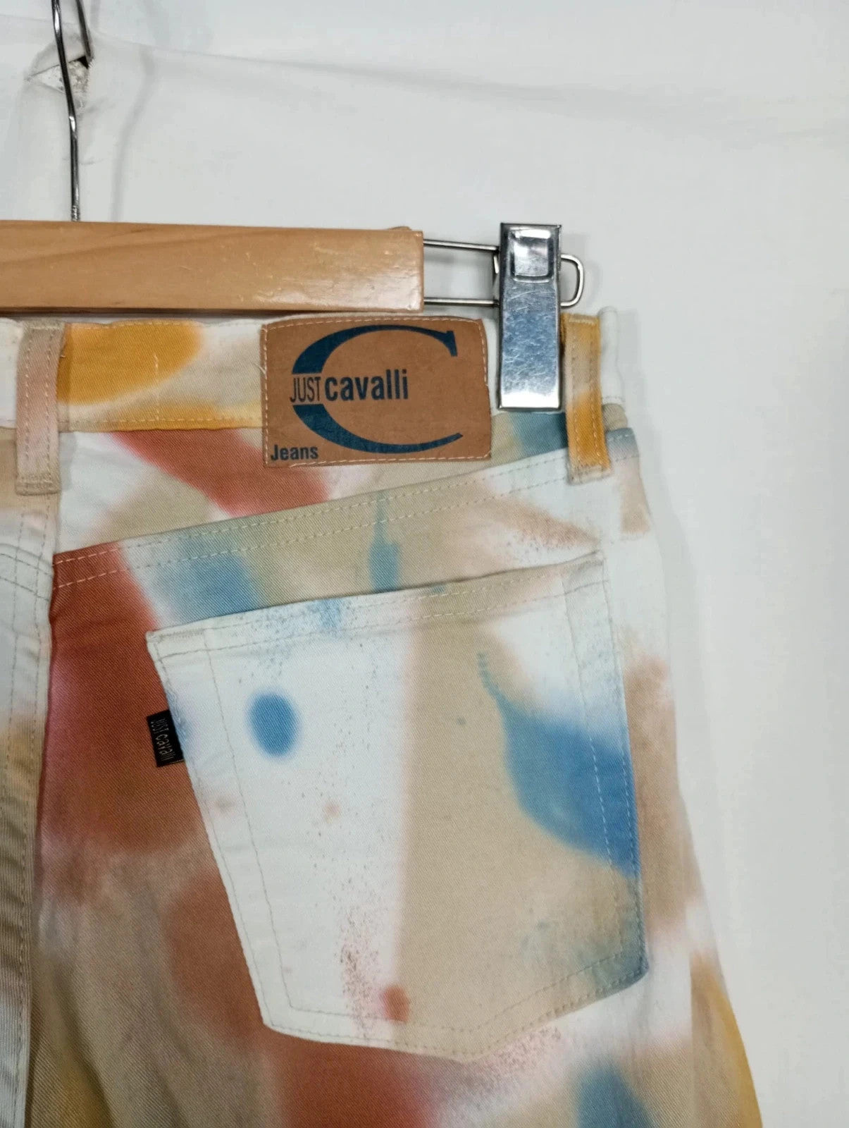 pantalón de campana just cavalli blanco con estampado de manchas de colores. talla 36