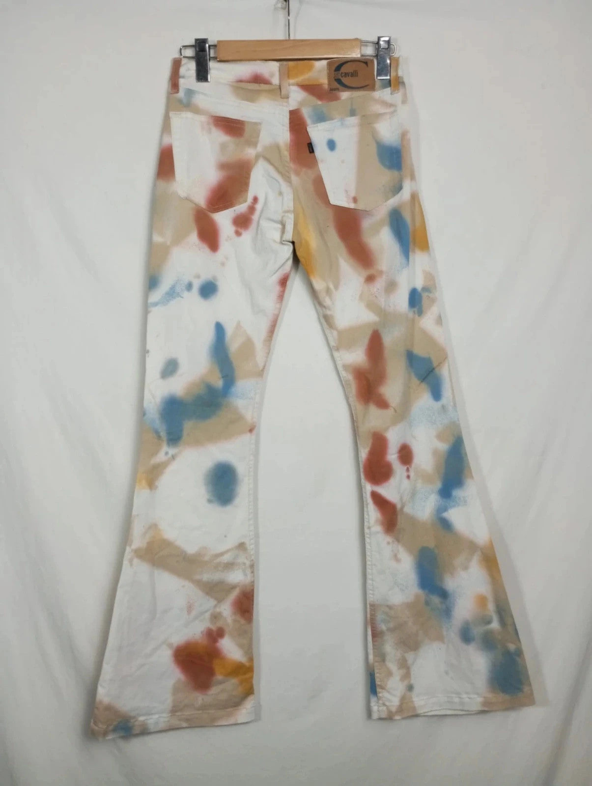 pantalón de campana just cavalli blanco con estampado de manchas de colores. talla 36