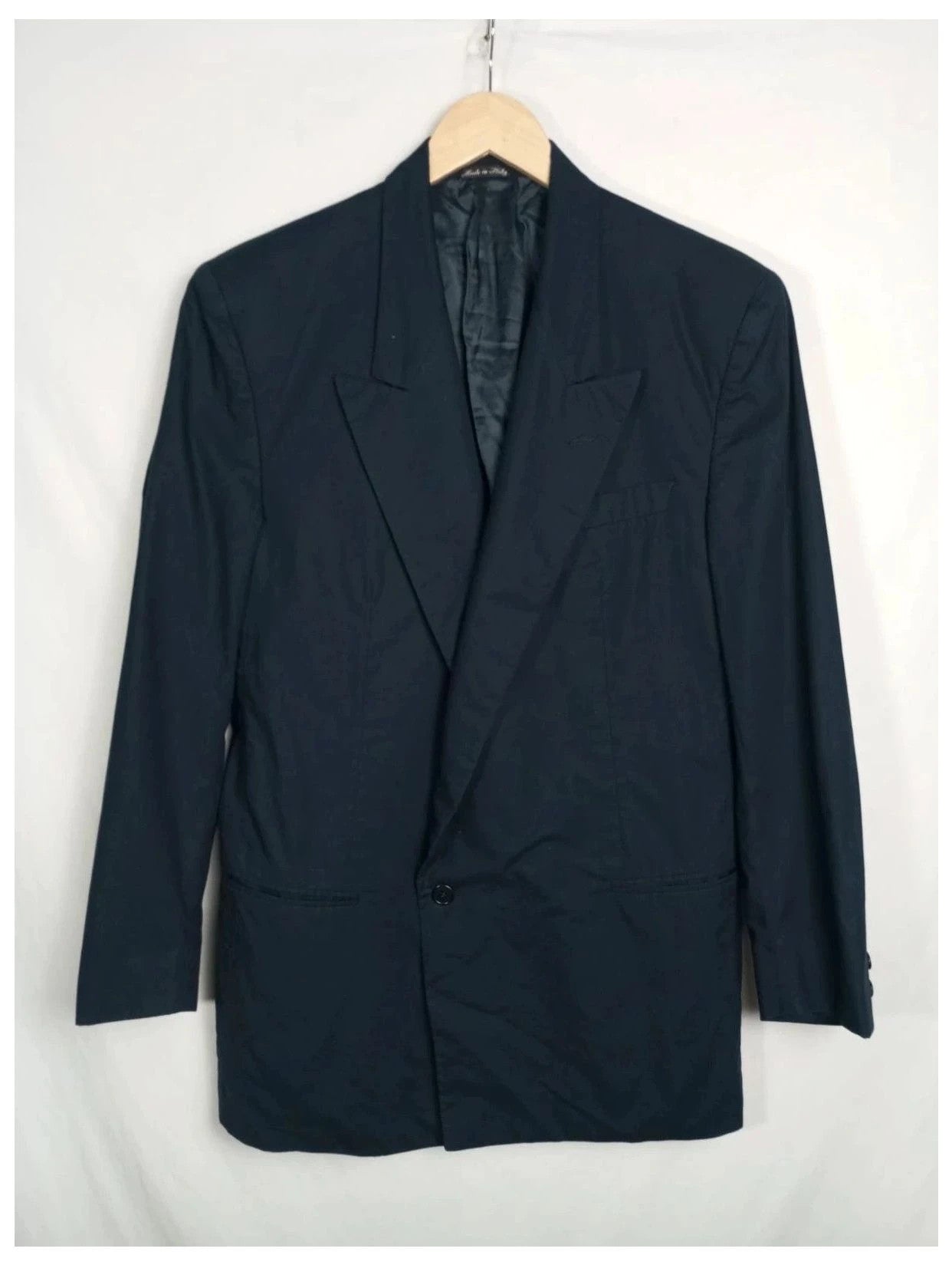 americana o blazer, chaqueta de traje color azul. marca Gianni Versace talla xl