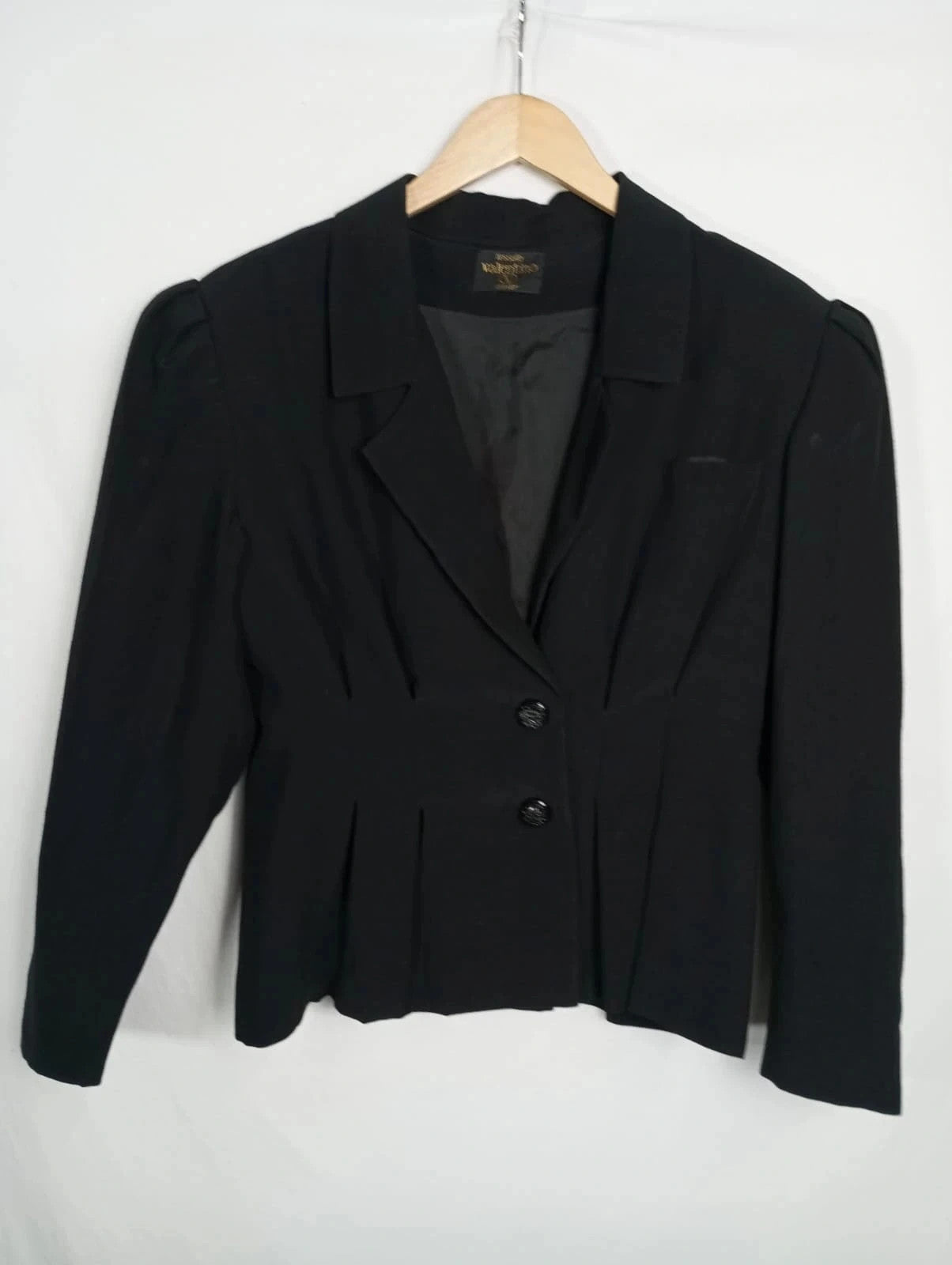 Chaqueta negra valentino
Blazer corto. Con hombreras
Talla L aprox, 40