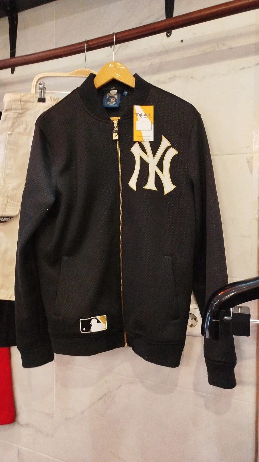 Majestic × New York Yankees × Vintage
New York Yankees Vintage Bomber jacket
Talla M