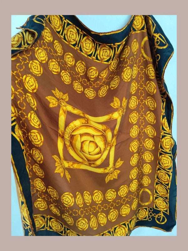 Pañuelo con cadenas marrón y Dorado
UNGARO de seda. Vintage. Perfecto estado
89x84