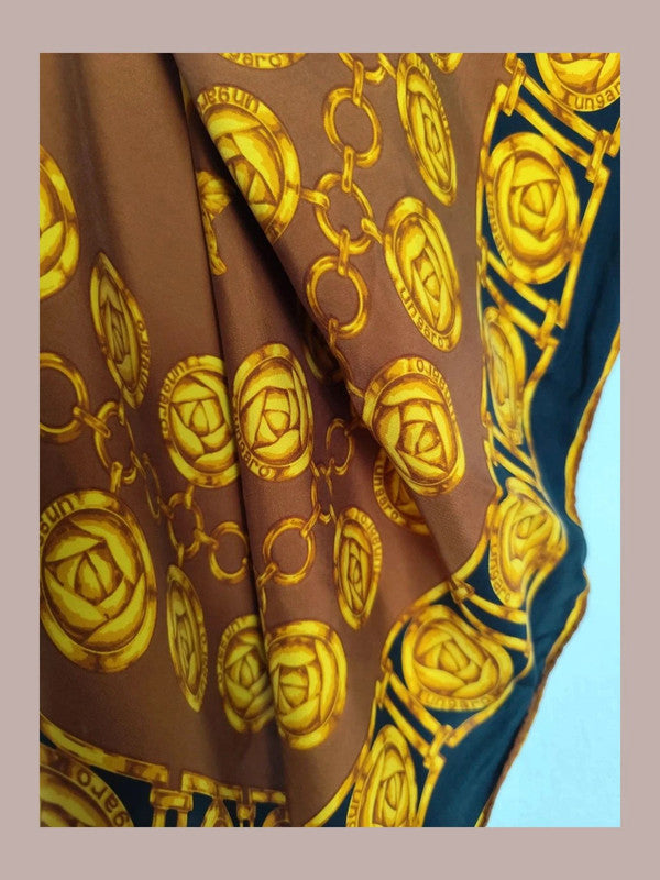 Pañuelo con cadenas marrón y Dorado
UNGARO de seda. Vintage. Perfecto estado
89x84