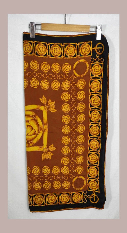 Pañuelo con cadenas marrón y Dorado
UNGARO de seda. Vintage. Perfecto estado
89x84