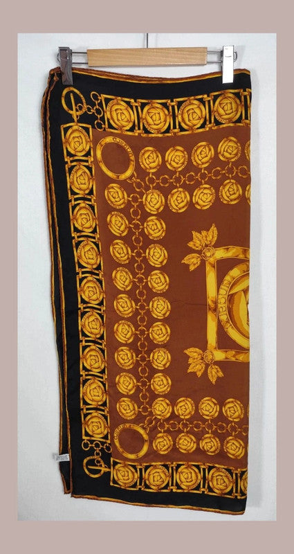 Pañuelo con cadenas marrón y Dorado
UNGARO de seda. Vintage. Perfecto estado
89x84