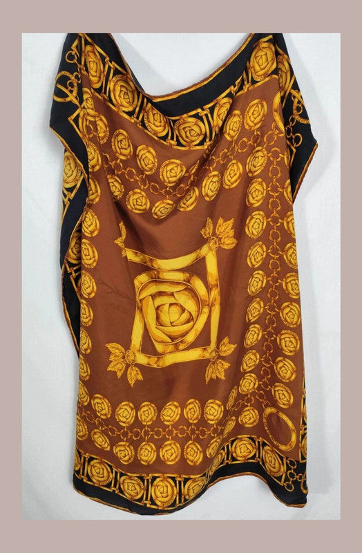 Pañuelo con cadenas marrón y Dorado
UNGARO de seda. Vintage. Perfecto estado
89x84
