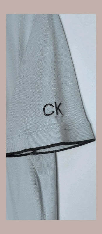 Camiseta azul calvin klein golf con cremallera.
Talla XL