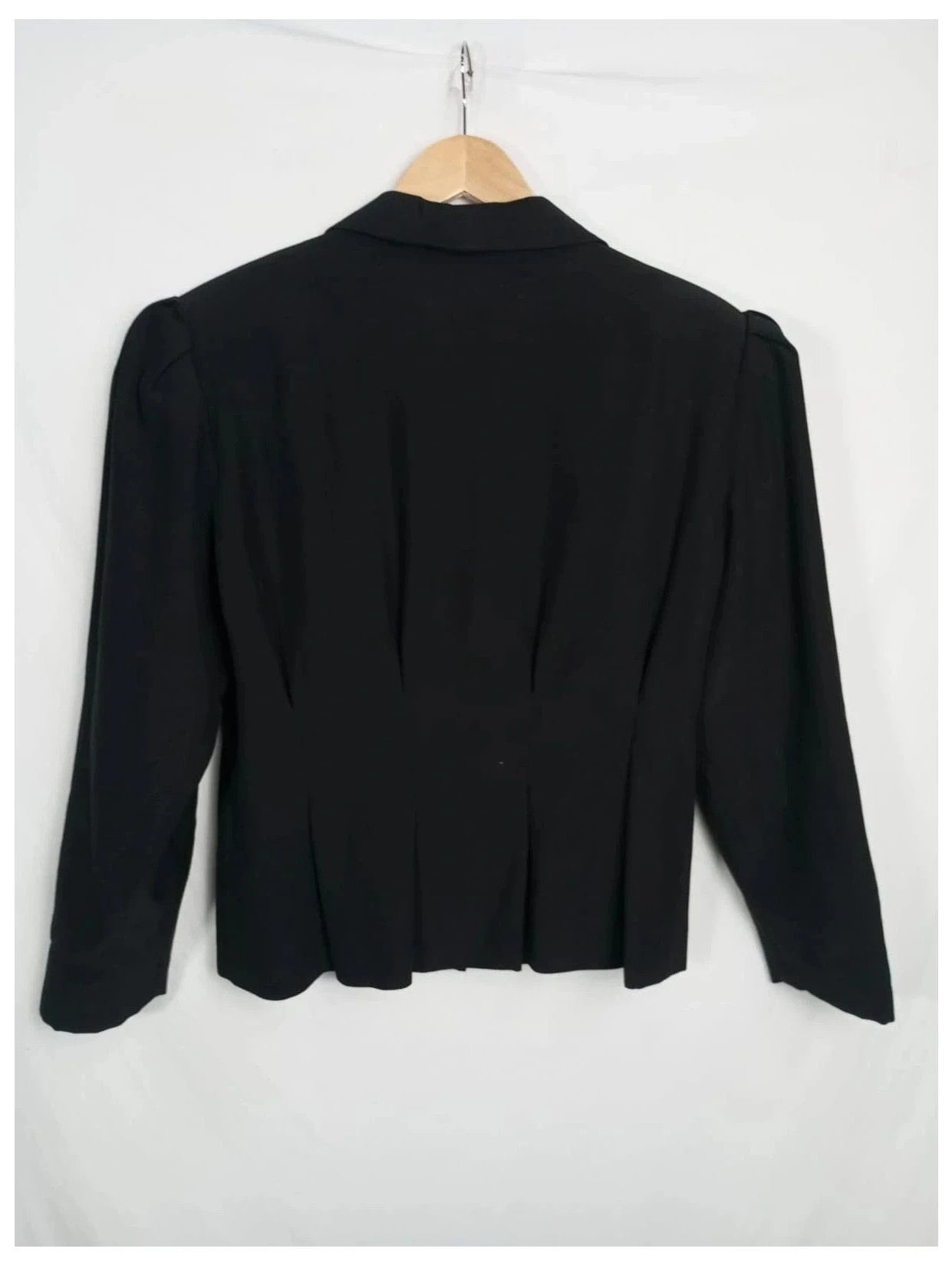Chaqueta negra valentino 
Blazer corto. Con hombreras 
Talla L aprox, 40