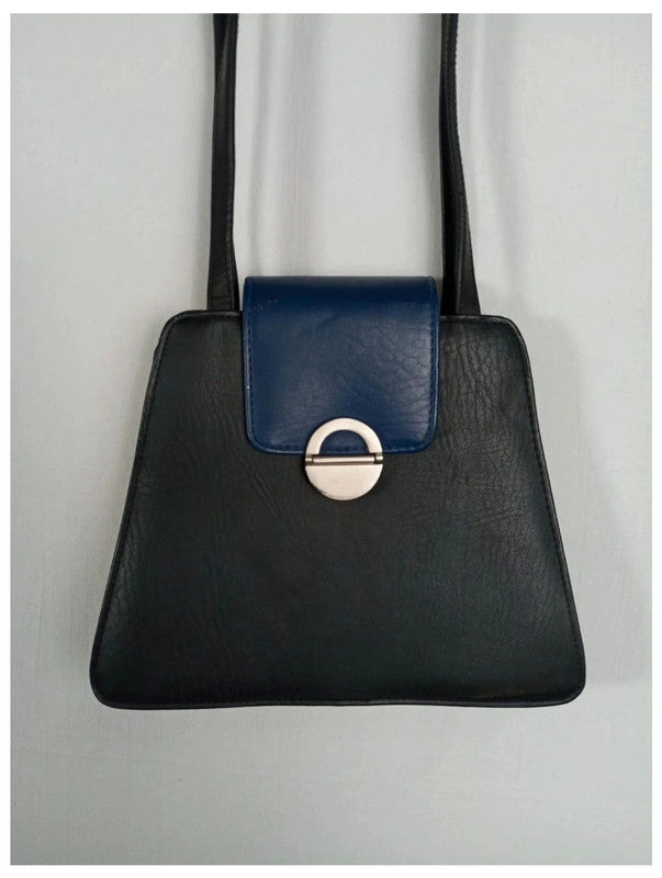 bolso vintage de cuero en perfecto estado. Años 70s. Color negro con tapa azul y asas largas.