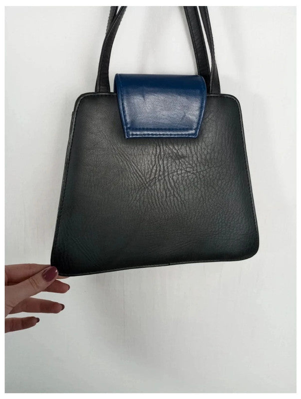 bolso vintage de cuero en perfecto estado. Años 70s. Color negro con tapa azul y asas largas.