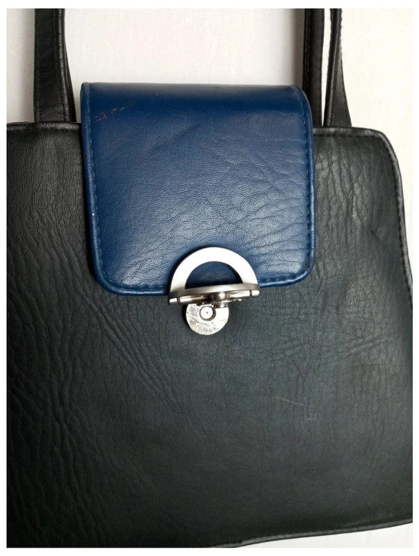 bolso vintage de cuero en perfecto estado. Años 70s. Color negro con tapa azul y asas largas.
