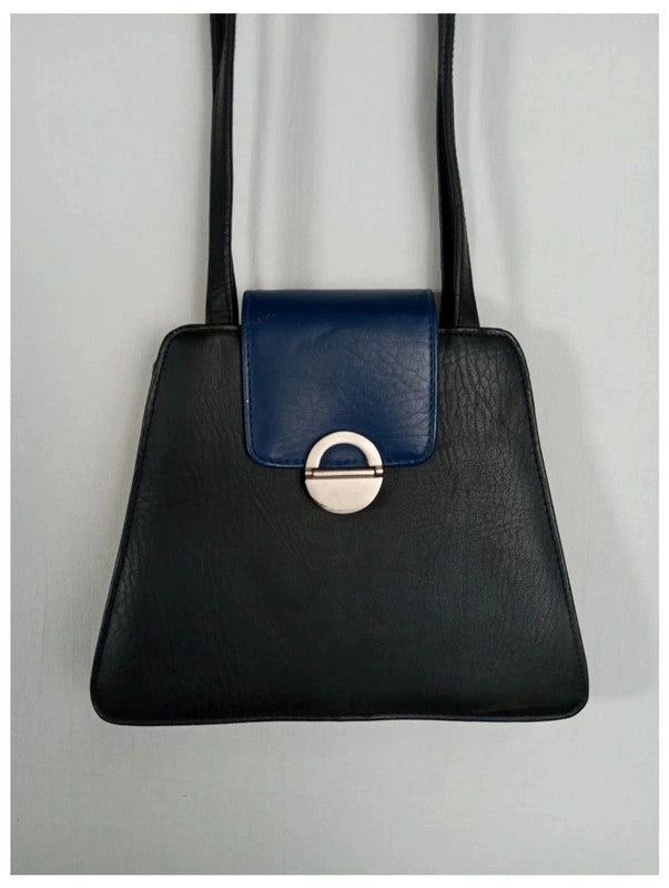 bolso vintage de cuero en perfecto estado. Años 70s. Color negro con tapa azul y asas largas.