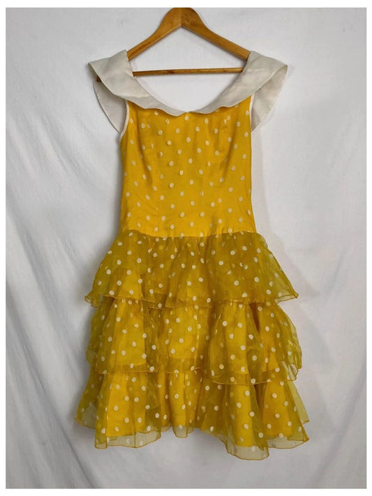 Vestido amarillo lunares blancos niña 
Talla 12 años.
Sin mangas con babero
